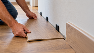 Piso laminado precisa de folga junto à parede para se movimentar. Veja como funciona a junta de dilatação e por que a medida varia conforme o fabricante.