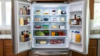 O descongelamento correto dentro do refrigerador evita riscos e mantém a temperatura controlada.