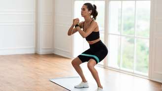 Conheça 5 exercícios com mini bands para fortalecer diferentes regiões do corpo e variar o treino com um acessório simples e versátil