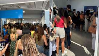 Fila no Colégio Nossa Senhora da Luz, no bairro da Pituba, em Salvador (BA)