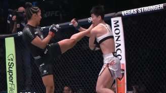Natália Silva acerta chute em Wang Cong durante luta no UFC 332, em Salt Lake City - 