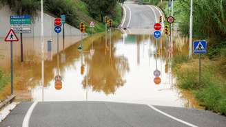 Trecho de estrada alagado perto de Barcelona, ​​Espanha, enquanto a agência meteorológica da Espanha, AEMET, emite um alerta vermelho para a Catalunha, em 4 de outubro de 2026.