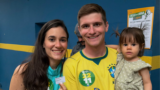 Lucas Pavanato votou acompanhado da esposa e da filha