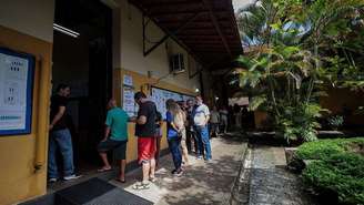 Fila para votar em colégio eleitoral de SP