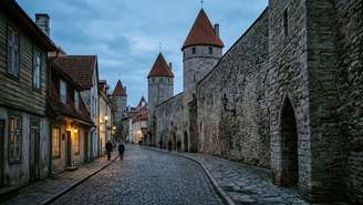A separação entre a colina de Toompea e a cidade baixa refletia antigas hierarquias de poder e comércio.