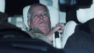 Andrew Mountbatten-Windsor deixa a delegacia de polícia após ter sido preso por "má conduta no exercício de uma função pública", em 19 de fevereiro de 2026.