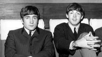 John Lennon e Paul McCartney, dos Beatles, em 1963