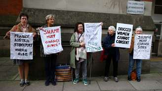 Manifestantes se reuniram no exterior do Tribunal de Manchester, no norte da Inglaterra, nesta segunda-feira (5), onde 12 homens estão sendo julgados por ter participado de estupros de uma mulher dopada e abusada por seu marido durante vários anos.