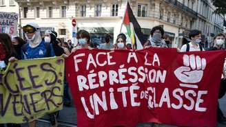 Estudantes exibem faixa com a mensagem “Diante da repressão, união de classe”, durante um protesto em uma escola em Marselha, no sul da França, nesta segunda-feira, 5 de outubro de 2026.