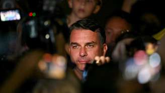 O senador de extrema direita e candidato à Presidência pelo Partido Liberal (PL), Flávio Bolsonaro, reage após a divulgação dos resultados parciais da eleição presidencial em Brasília, em 4 de outubro de 2026.