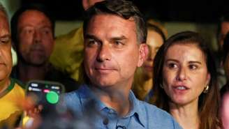 O candidato à Presidência Flávio Bolsonaro discursa para apoiadores em Brasília após o primeiro turno das eleições, em 4 de outubro de 2026. O filho do ex-presidente Jair Bolsonaro terminou a votação à frente de Lula e chega ao segundo turno como favorito.