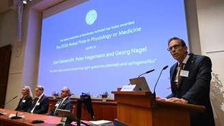 O secretário-geral do Comitê Nobel anuncia os vencedores do Prêmio Nobel de Fisiologia ou Medicina de 2026, em Estocolmo.