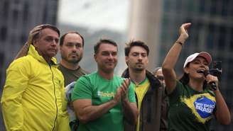 O ex-presidente Jair Bolsonaro (à esquerda), ao lado dos filhos Carlos, Flávio, Jair Renan, e a esposa, Michelle, em comício realizado em 6 de abril de 2025 em São Paulo. Foto de arquivo.