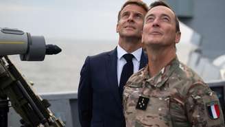 O presidente francês, Emmanuel Macron, assistiu nesta terça-feira (6) ao disparo de um míssil intercontinental a partir de uma fragata da Marinha do país na região do Finistère, no noroeste da França.