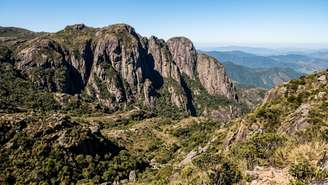 Com quase dois mil e oitocentos metros de altitude, o imponente Pico das Agulhas Negras desafia montanhistas em paisagens rochosas espetaculares.