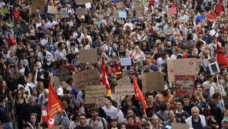 Em Paris, uma marcha reuniu 100 mil participantes, segundo organizações estudantis, e 56 mil, de acordo com dados do Ministério do Interior da França.