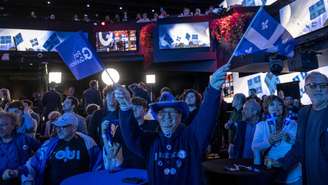 Apoiadores do líder do Parti Quebecois (PQ), Paul St-Pierre Plamondon, acompanham a divulgação dos resultados eleitorais em Montreal, Quebec, no Canadá, em 5 de outubro de 2026.