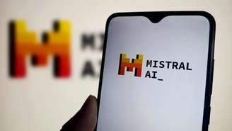 A empresa francesa de inteligência artificial Mistral anunciou nesta terça-feira (6) seu novo modelo de IA para competir diretamente com sistemas dos Estados Unidos e da China.