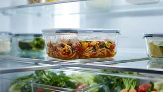 A refrigeração em até duas horas após o preparo é essencial para evitar contaminações invisíveis.