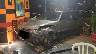 Motorista perdeu controle da direção e invadiu lanchonete, atingindo cliente