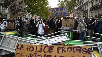 Manifestantes participam de um bloqueio de rua durante uma manifestação de solidariedade aos alunos do ensino médio nas proximidades da Sciences Po Paris, em 7 de outubro de 2026.