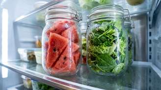 A refrigeração adequada preserva a segurança e os nutrientes de saladas prontas para o consumo.