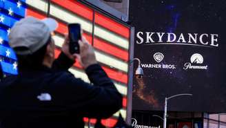 Um painel publicitário exibindo os logotipos da Skydance, da Warner Bros. e da Paramount nos escritórios da Paramount Global na Times Square, após a fusão entre a Paramount Skydance e a Warner Bros Discovery, em Nova York, nos Estados Unidos, em 6 de outubro de 2026.
