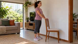 Uma cadeira firme pode oferecer apoio durante o exercício em casa.
