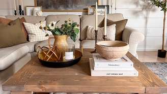 Aprenda a decorar a mesa de centro com estilo e afeto. Confira truques de arquitetas com livros, plantas, bandejas e objetos cheios de memória