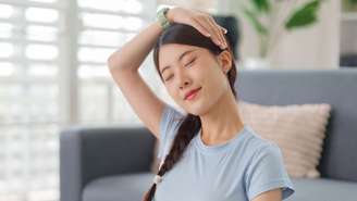 Sente tensão no pescoço? Conheça 5 exercícios simples que podem ajudar a aliviar a rigidez muscular, melhorar a mobilidade e trazer conforto