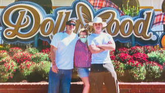 Britney Spears posa ao lado dos filhos, Sean Preston e Jayden James, no Dollywood