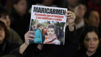 Manifestantes se reúnem em Madri após a morte de Maricarmen Abascal, 87, cujo despejo se tornou símbolo da crise habitacional na Espanha e impulsionou protestos em todo o país.