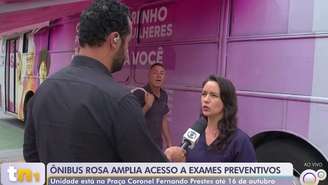 O repórter de uma filiada à Globo conversava com uma entrevistada sobre um ônibus rosa (Imagem: Reprodução/X)
