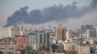 Fumaça sobe sobre a cidade durante um ataque de drones russos em Kiev, Ucrânia, 8 de outubro de 2026.