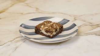 A receita de brownie leva cream cheese, iogurte e chocolate meio amargo em uma combinação feita diretamente na forma