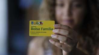 Imagem de uma mulher segurando o cartão do programa