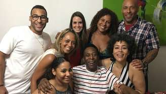 Pelé com seus filhos: pendências financeiras atrasam a partilha dos bens