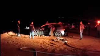 Carro em chamas foi visto por trabalhadores que acionaram Bombeiros