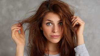 No cabelo com frizz, mudanças simples na rotina podem ajudar a preservar a hidratação e reduzir o aspecto arrepiado