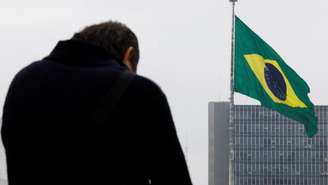 Segundo turno no Brasil ganha destaque na imprensa francesa