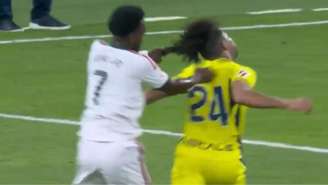 Vinicius Júnior teve gol anulado e foi expulso após puxar o cabelo de adversário 