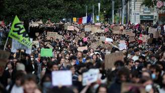 Estudantes franceses do ensino médio e universitários participam de uma manifestação em Nantes, durante um dia nacional de protestos e bloqueios para reivindicar melhores condições nas escolas, em 8 de outubro de 2026.