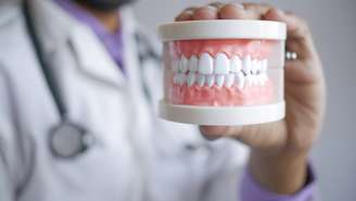 Aprenda a limpar a sua prótese dentária de forma segura. Descubra os produtos recomendados, o que evitar e como prolongar a durabilidade