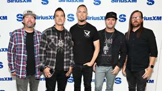 Scott Phillips, Scott Stapp, Mark Tremonti, Brian Marshall e Eric Friedman, do Creed, nos estúdios da SiriusXM, em junho de 2024