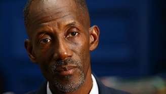 Bally Bagayoko, prefeito de Saint-Denis, posa durante uma entrevista à Reuters em seu escritório na Prefeitura de Saint-Denis, perto de Paris, França, 7 de outubro de 2026.