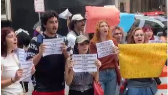 Populares protestaram na porta do TRE