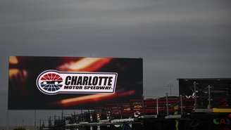 Foto mostra clima em Charlotte Motor Speedway durante este sábado (10).