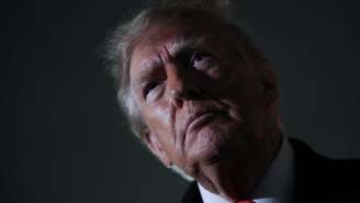 O presidente americano Donald Trump ao sair do Air Force One na base de Andrews, em Maryland, em 10 de outubro de 2026.