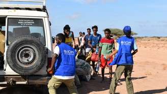 Funcionários da Organização Internacional para as Migrações recebem migrantes após o naufrágio de uma embarcação que transportava cerca de 305 pessoas — que viajavam do Djibuti para o Iêmen —, deixando pelo menos 109 migrantes mortos (incluindo 15 crianças) e mais de 116 desaparecidos, segundo a Organização Internacional para as Migrações das Nações Unidas.