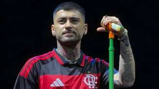 Cantor Zayn Malik usa camisa do Flamengo em apresentação no Nubank Parque, em São Paulo - 